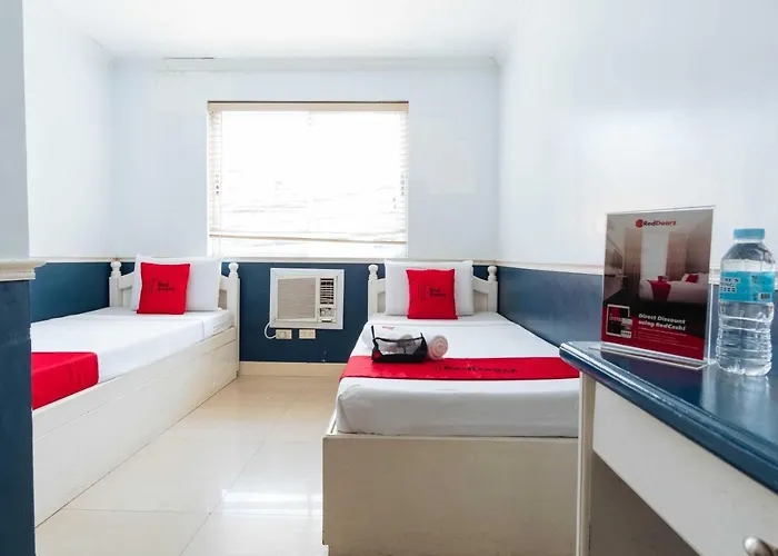 Reddoorz @ Bonifacio St Hotel