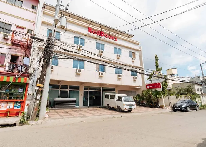 Reddoorz @ Bonifacio St Hotel 2*